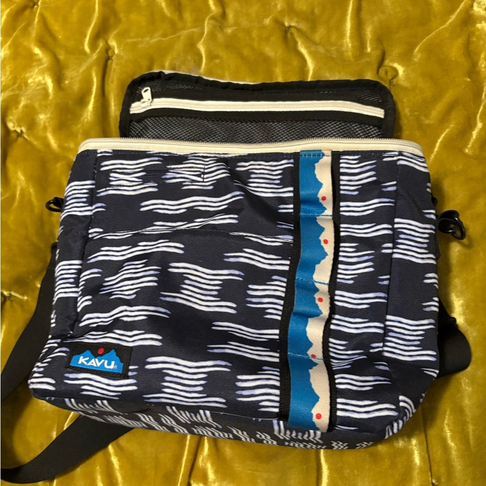 KAVU Snack Sack lunch bag Navy and White Patterned